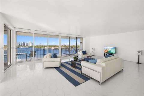 Condominio en alquiler en Miami, Florida, 3 dormitorios, 222.78 m2 № 1949284 - foto 6