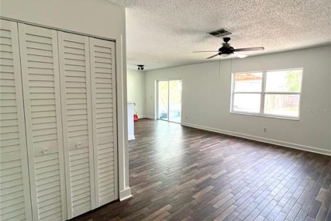 Villa ou maison à louer à Tampa, Floride: 2 chambres, 115.57 m2 № 2415238 - photo 3
