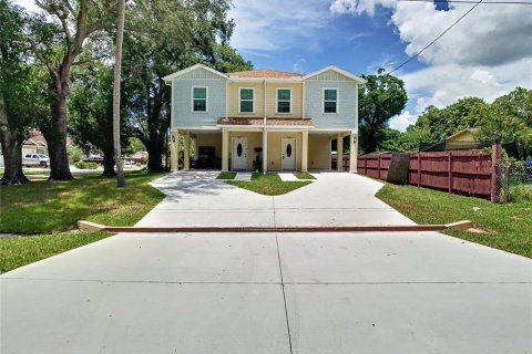 Townhouse in Tampa, Florida 3 bedrooms, 138.98 sq.m. № 1736945 - photo 1