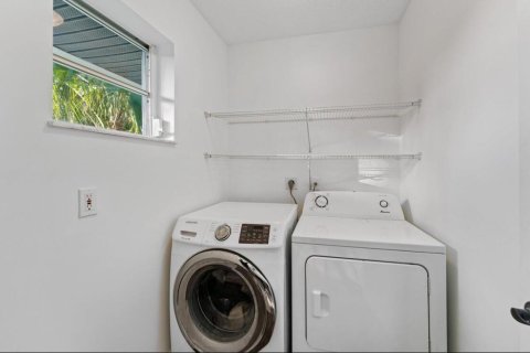 Снять в аренду виллу или дом в Хатчинсон-Айленд-Саут, Флорида 3 спальни, 186.45м2, № 1050059 - фото 1