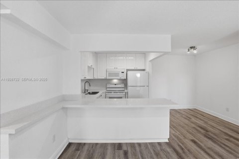 Condo in Hialeah, Florida, 3 bedrooms  № 1987198 - photo 11