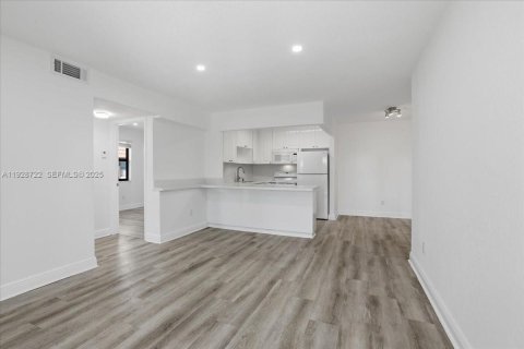 Condo in Hialeah, Florida, 3 bedrooms  № 1987198 - photo 10