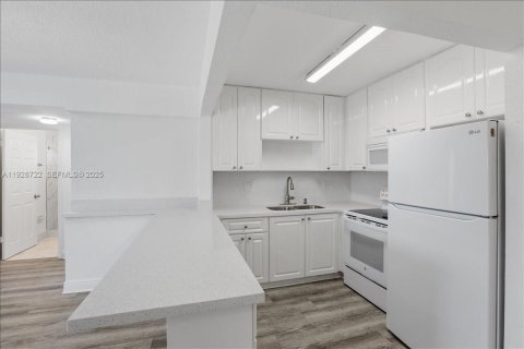 Condo in Hialeah, Florida, 3 bedrooms  № 1987198 - photo 13