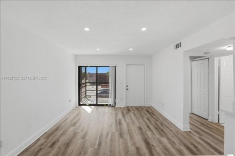 Condo in Hialeah, Florida, 3 bedrooms  № 1987198 - photo 7