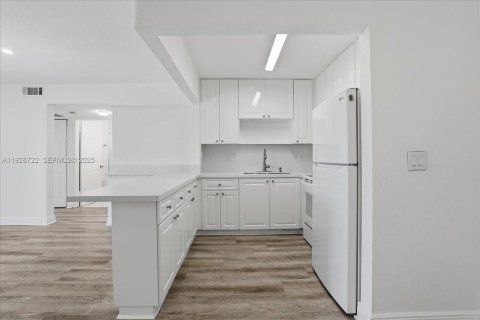 Condo in Hialeah, Florida, 3 bedrooms  № 1987198 - photo 12