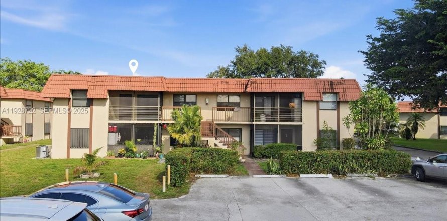 Condo in Hialeah, Florida, 3 bedrooms  № 1987198