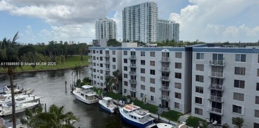 Кондоминиум с 2 спальнями в Майами, Флорида № 1955821