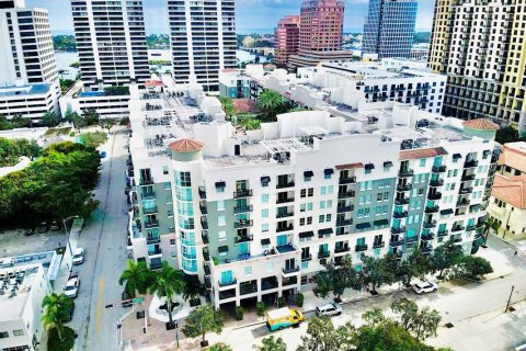 Condo in West Palm Beach, Florida, 2 bedrooms  № 880633 - photo 1
