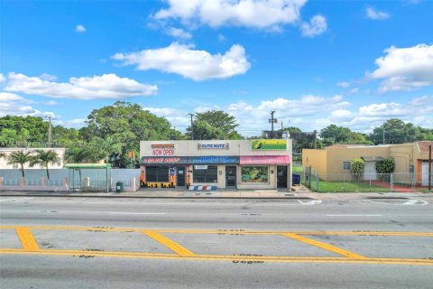 Propiedad comercial en venta en Miami, Florida № 1809229 - foto 3