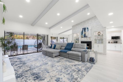 House in Plantation, Florida 3 bedrooms, 180.32 sq.m. № 2026114 - photo 3