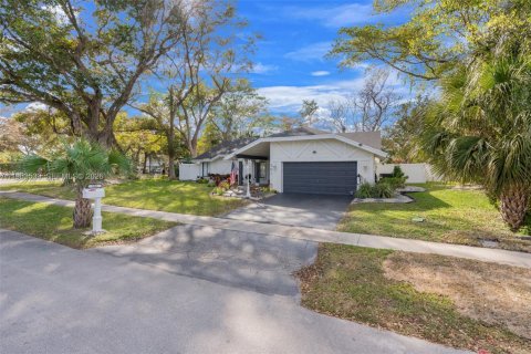 House in Plantation, Florida 3 bedrooms, 180.32 sq.m. № 2026114 - photo 20
