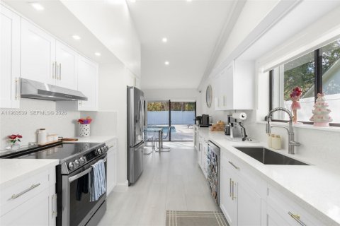 House in Plantation, Florida 3 bedrooms, 180.32 sq.m. № 2026114 - photo 7