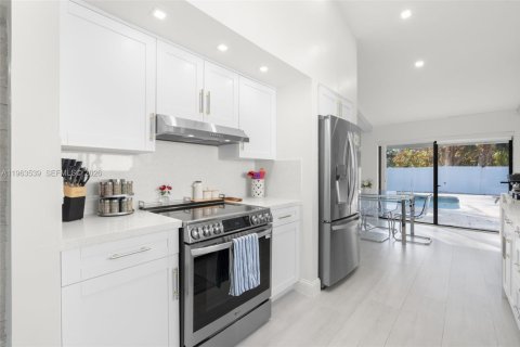 House in Plantation, Florida 3 bedrooms, 180.32 sq.m. № 2026114 - photo 21