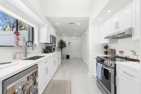 House in Plantation, Florida 3 bedrooms, 180.32 sq.m. № 2026114 - photo 4