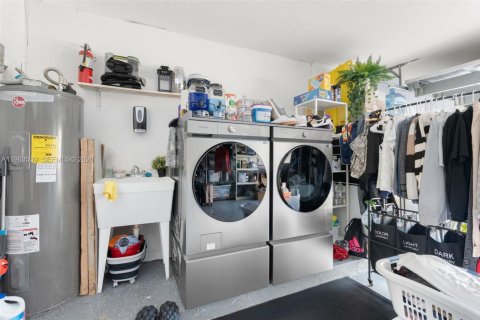 House in Plantation, Florida 3 bedrooms, 180.32 sq.m. № 2026114 - photo 15