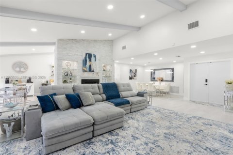 House in Plantation, Florida 3 bedrooms, 180.32 sq.m. № 2026114 - photo 2