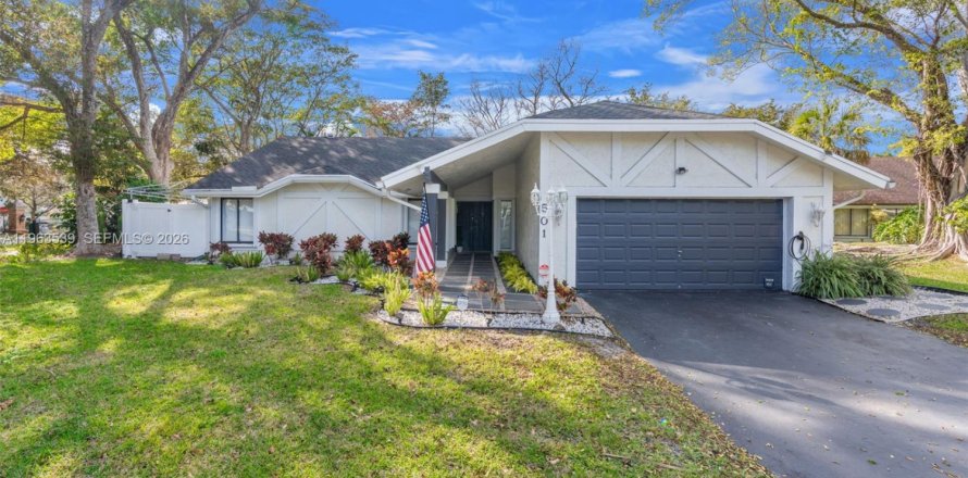 House in Plantation, Florida 3 bedrooms, 180.32 sq.m. № 2026114