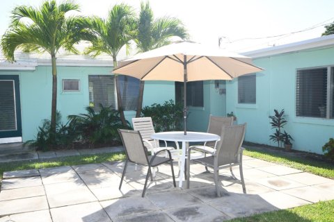 Immobilier commercial à louer à Riviera Beach, Floride: 3 pièces, 27.87 m2 № 2171593 - photo 2