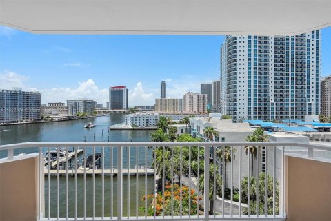 Condominio en venta en Hallandale Beach, Florida, 1 dormitorio, 74.14 m2 № 1786517 - foto 1