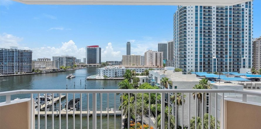 Condominio en Hallandale Beach, Florida, 1 dormitorio  № 1786517