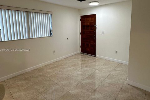 Copropriété à louer à Miami, Floride: 2 chambres, 82.68 m2 № 2064625 - photo 2