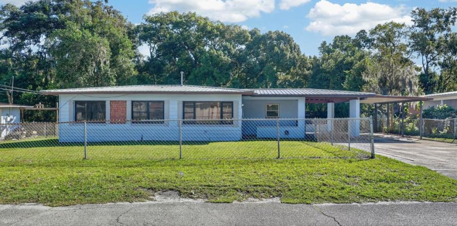 House in Palatka, Florida 3 bedrooms, 87.51 sq.m. № 2424385
