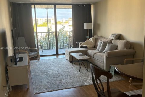 Condo in Boca Raton, Florida, 1 bedroom № 1997559 - photo 1