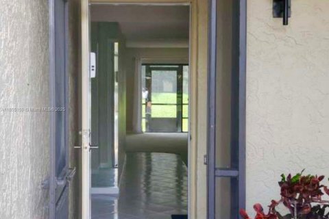 Copropriété à vendre à Lake Worth, Floride: 2 chambres, 126.35 m2 № 1897177 - photo 1