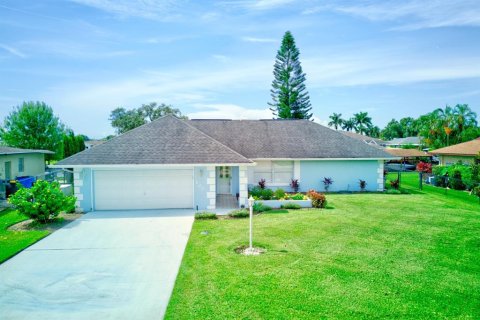 House in Lake Placid, Florida 2 bedrooms, 159.05 sq.m. № 1908107 - photo 1