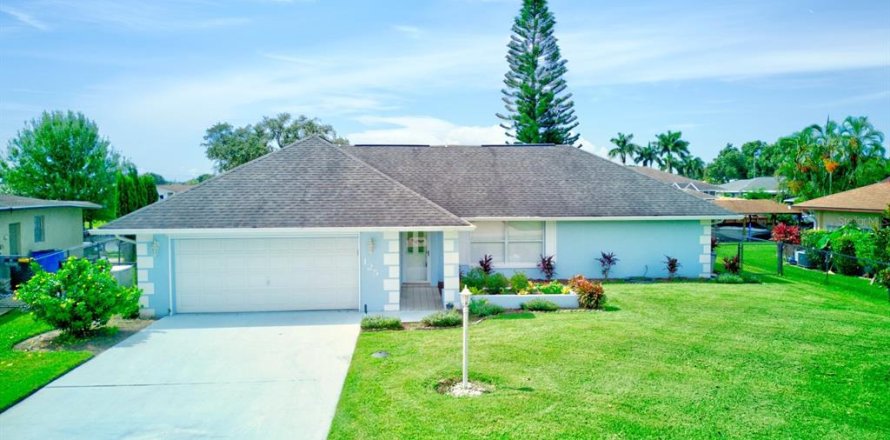 House in Lake Placid, Florida 2 bedrooms, 159.05 sq.m. № 1908107