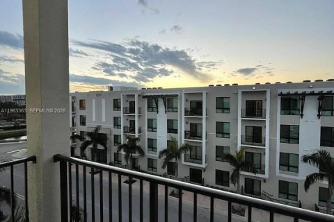 Condo in Doral, Florida, 1 bedroom № 2030952 - photo 2