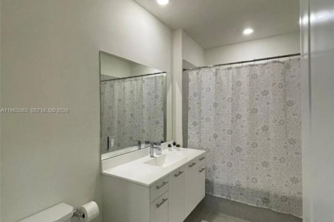 Condo in Doral, Florida, 1 bedroom № 2030952 - photo 11