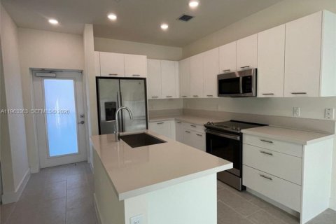 Condo in Doral, Florida, 1 bedroom № 2030952 - photo 5