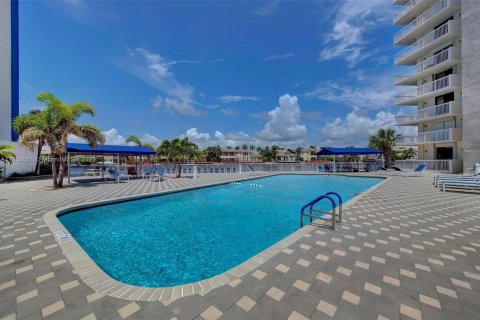 Condo in Hollywood, Florida, 2 bedrooms  № 1818430 - photo 9
