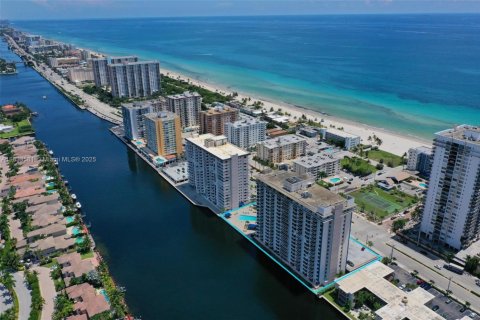 Condo in Hollywood, Florida, 2 bedrooms  № 1818430 - photo 12