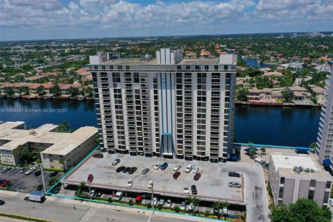 Condo in Hollywood, Florida, 2 bedrooms  № 1818430 - photo 1