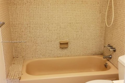 Condo in Hollywood, Florida, 2 bedrooms  № 1818430 - photo 13