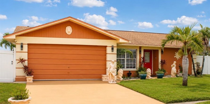 House in Holiday, Florida 2 bedrooms, 119.29 sq.m. № 2231613