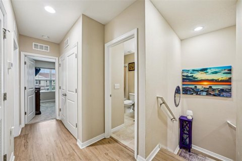 Townhouse in Saint Petersburg, Florida 3 bedrooms, 185.34 sq.m. № 1771066 - photo 19