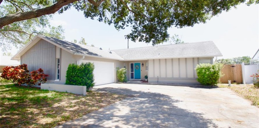 House in Seminole, Florida 4 bedrooms, 140.65 sq.m. № 1634640