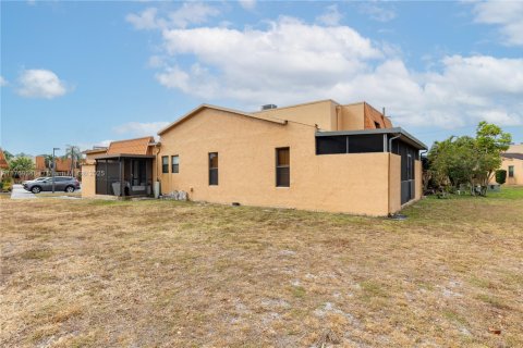 Condominio en venta en Pembroke Pines, Florida, 3 dormitorios, 123.65 m2 № 1957829 - foto 30