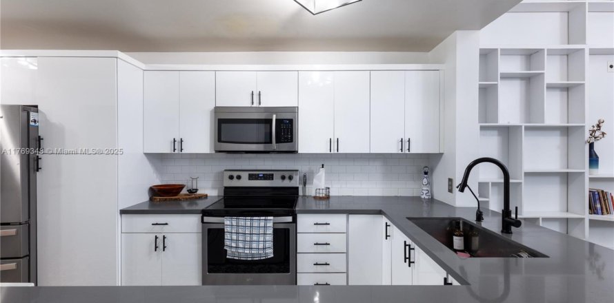 Condominio en Pembroke Pines, Florida, 3 dormitorios  № 1957829