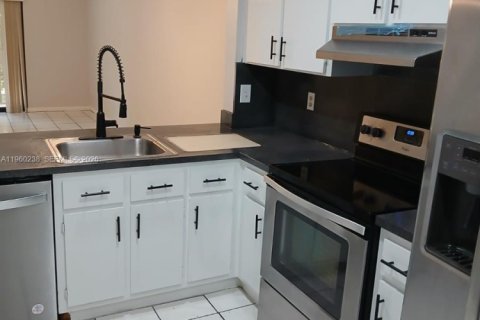 Снять в аренду кондоминиум в Майами, Флорида 3 спальни, 104.52м2, № 2040762 - фото 3