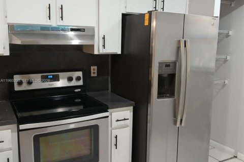 Снять в аренду кондоминиум в Майами, Флорида 3 спальни, 104.52м2, № 2040762 - фото 2