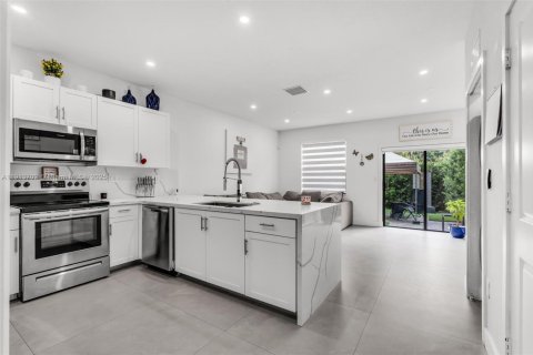 Adosado en venta en Miami, Florida, 3 dormitorios, 122.72 m2 № 1969007 - foto 9