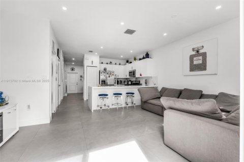 Adosado en venta en Miami, Florida, 3 dormitorios, 122.72 m2 № 1969007 - foto 16