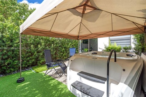 Adosado en venta en Miami, Florida, 3 dormitorios, 122.72 m2 № 1969007 - foto 30