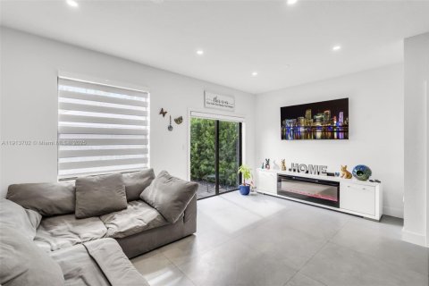 Adosado en venta en Miami, Florida, 3 dormitorios, 122.72 m2 № 1969007 - foto 17