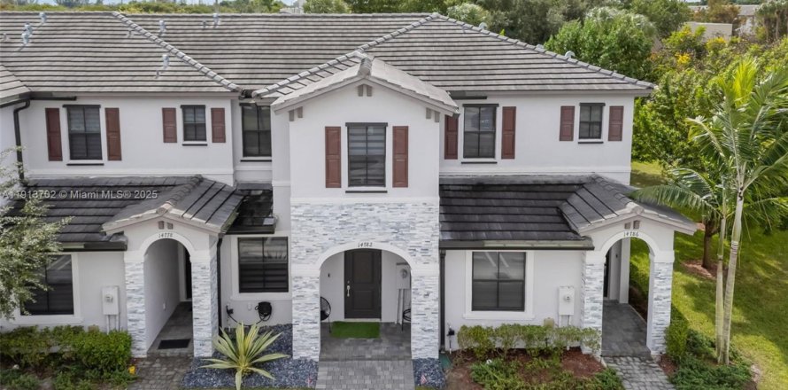 Adosado en Miami, Florida 3 dormitorios, 122.72 m2 № 1969007