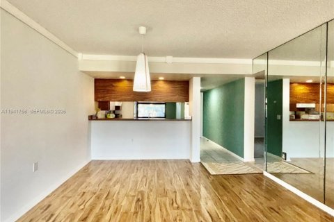 Condo in West Palm Beach, Florida, 2 bedrooms  № 1998708 - photo 7